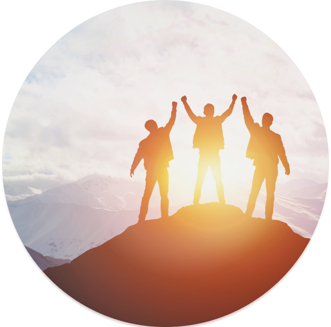 站在山顶上高举双手欢呼的三个人剪影