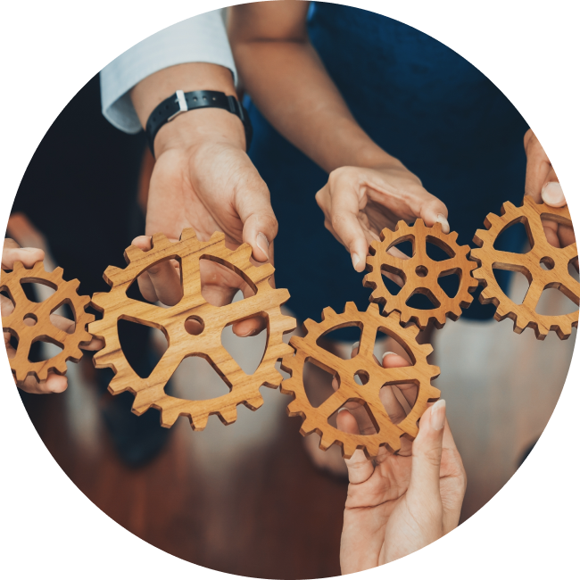 用手将多个齿轮相互咬合连接的图标,象征共同成长的文化、尊重与信任